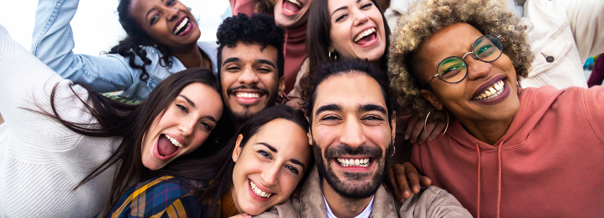 Grupo de jóvenes sonrientes con la piel radiante